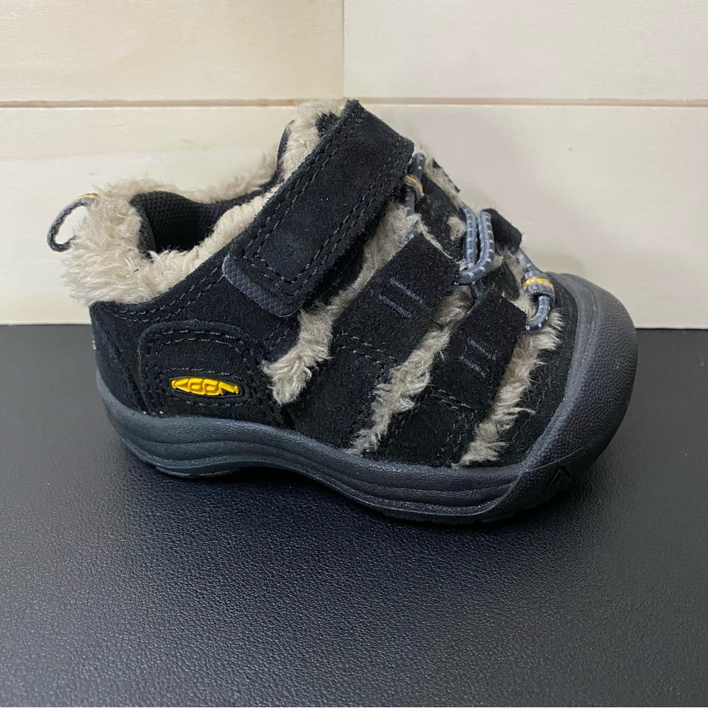 Keen Newport H2 Sandals Black Suede Infant Size 5 Baby Shoes Faux Fur Trim